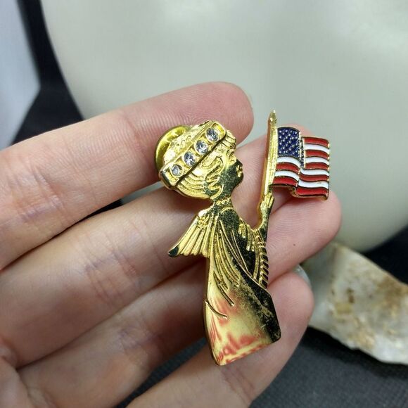 Vintage gold brooch guardian angel USA flak crystals detailing - Picture 2 of 3